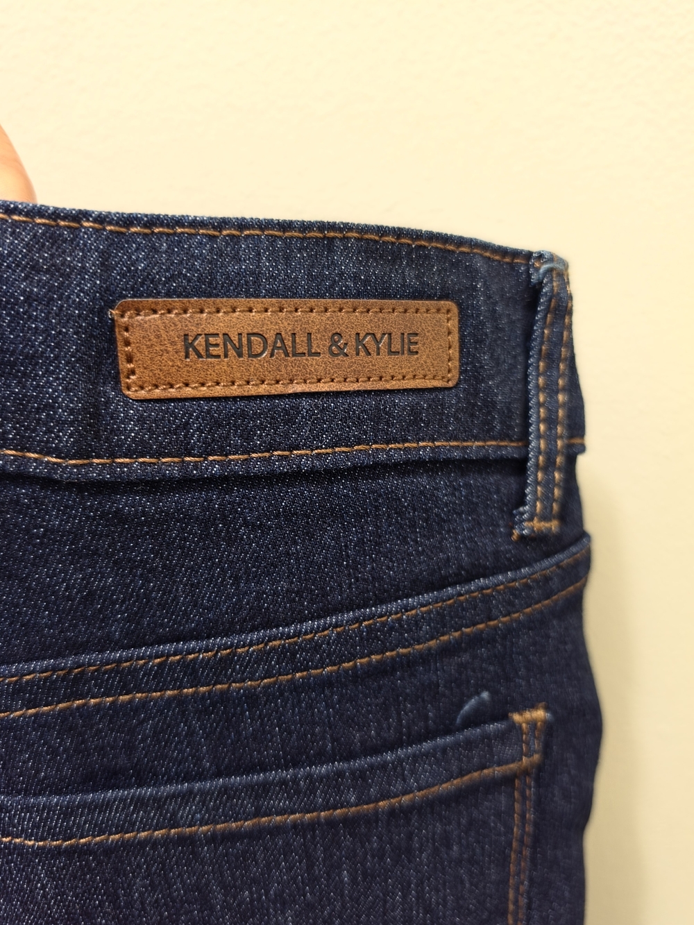 Kendall & Kylie Kontent Mid-Rise Crop Jeans - Picture 7 of 12